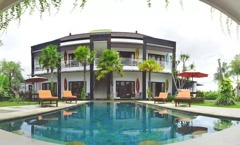 پانسیون Premier Surf Camp