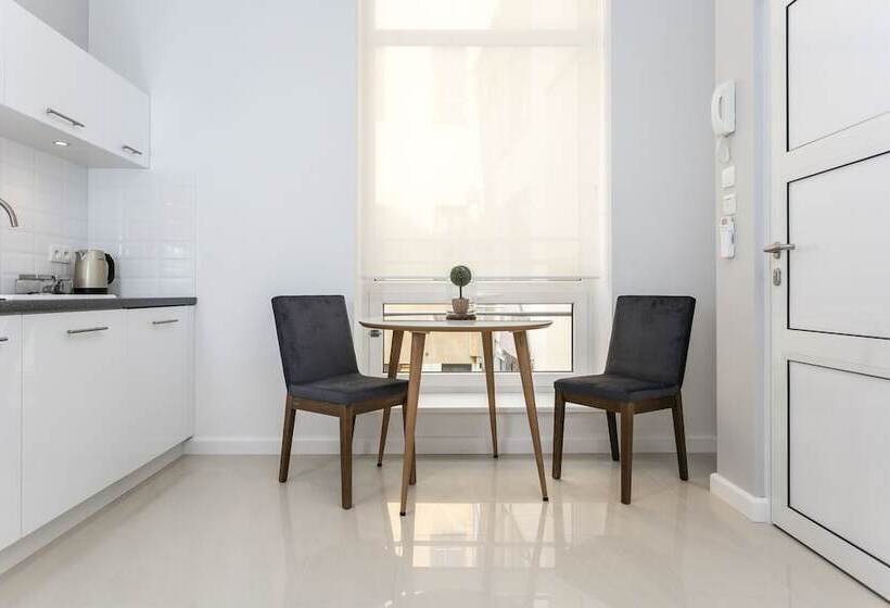 Venetian House Market Square Apart