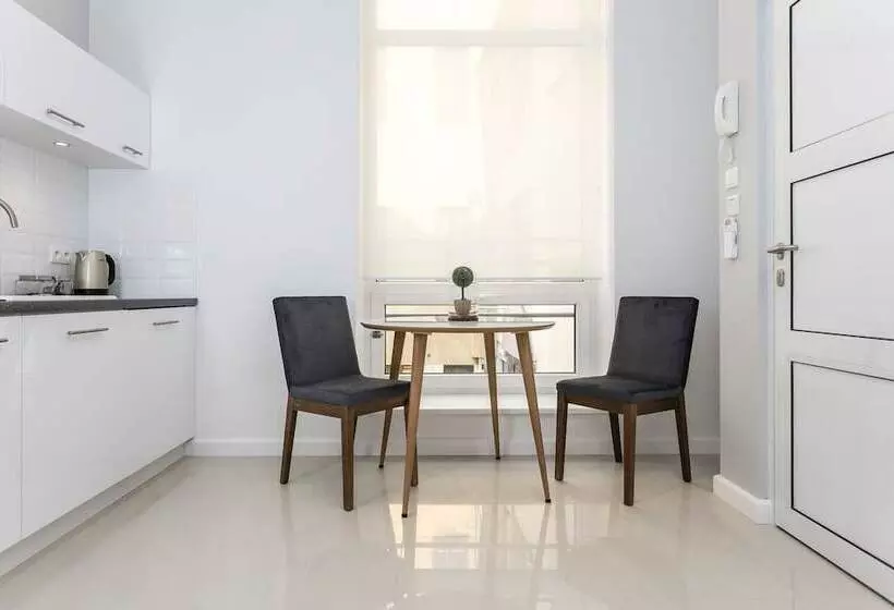 Venetian House Market Square Apart