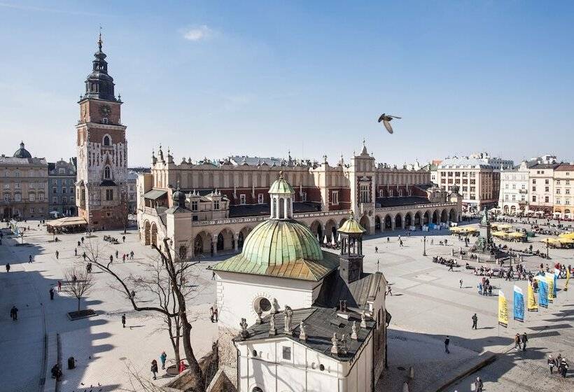 Venetian House Market Square Apart