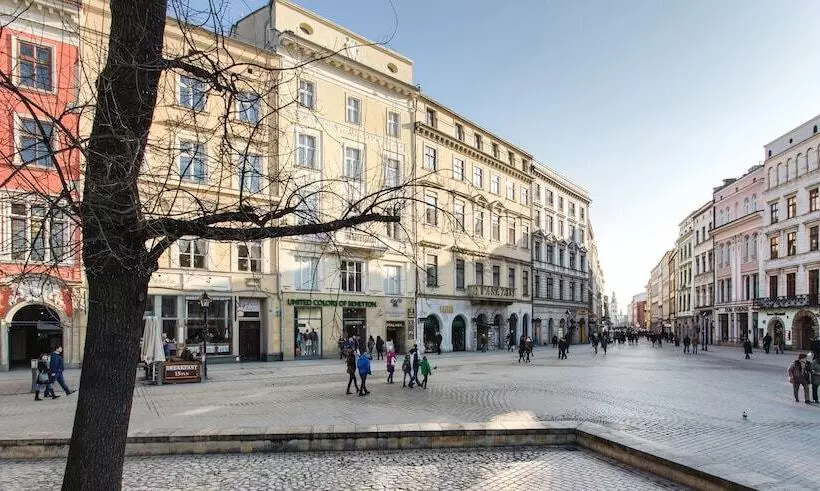 Venetian House Market Square Apart