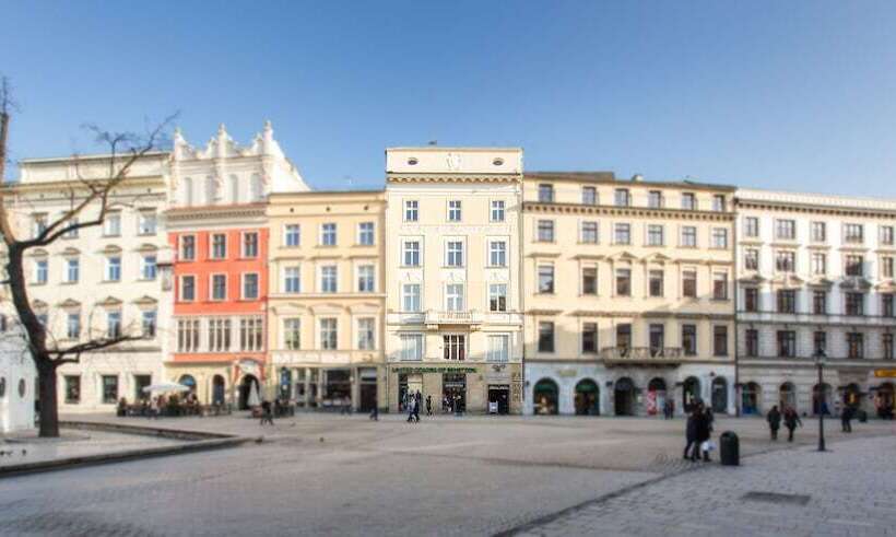 Venetian House Market Square Apart