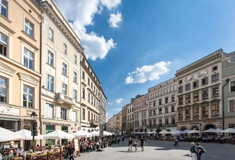 Venetian House Market Square Apart