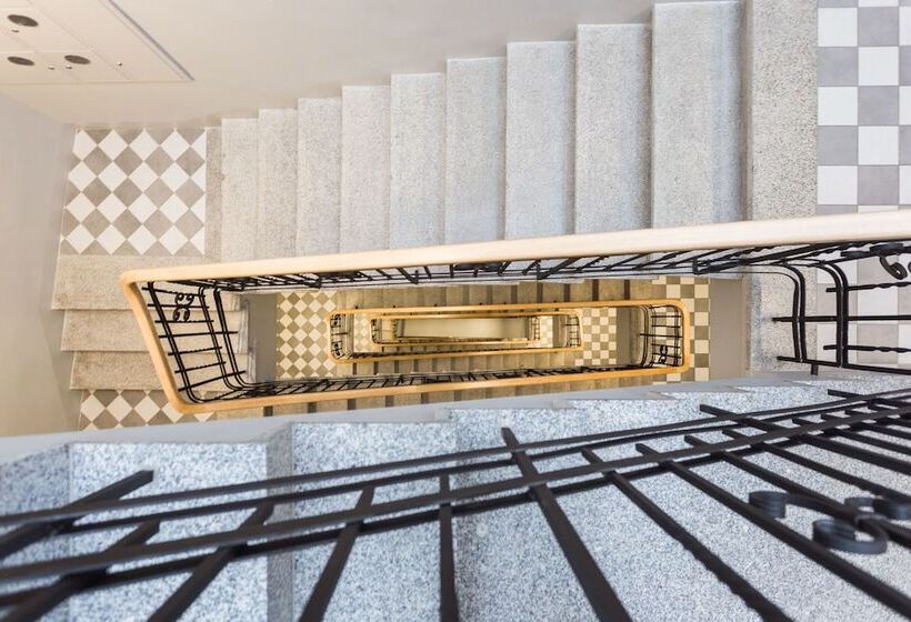 Venetian House Market Square Apart