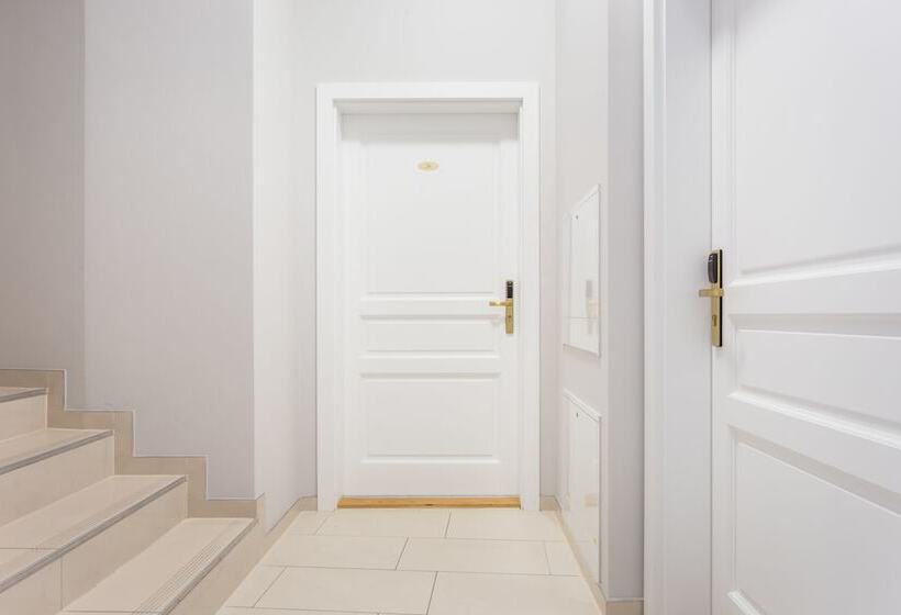 Venetian House Market Square Apart