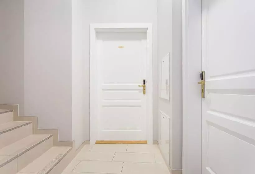 Venetian House Market Square Apart