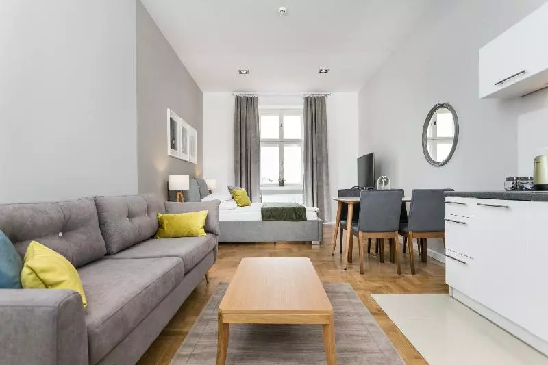 Venetian House Market Square Apart