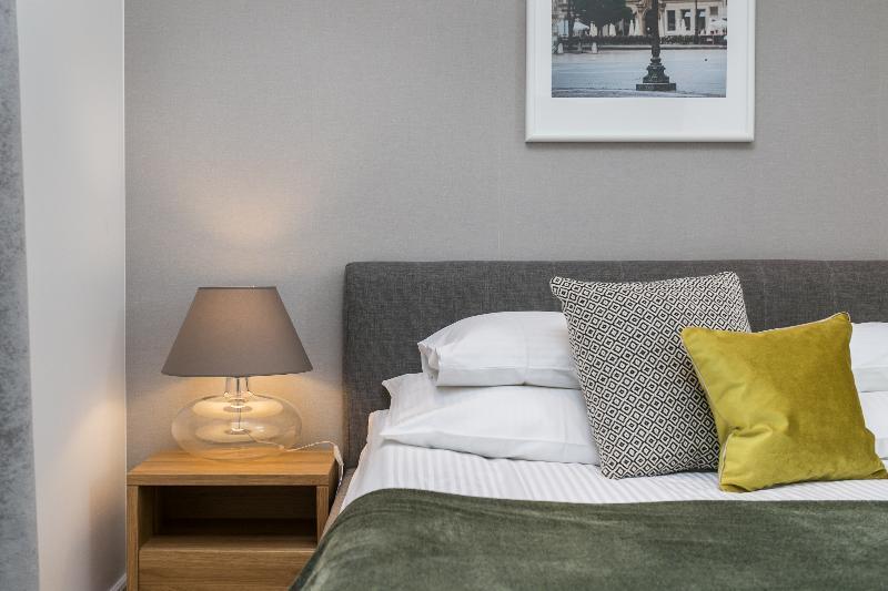 Venetian House Market Square Apart