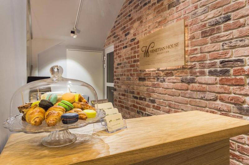 Venetian House Market Square Apart