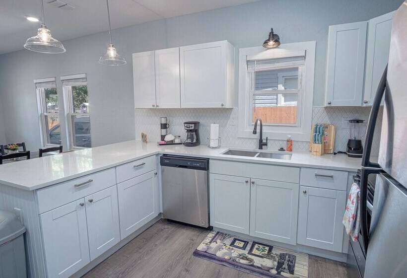 Delightfully Renovated 4 Br/2 Ba Near Dt Riverwalk