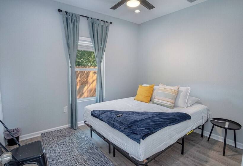 Delightfully Renovated 4 Br/2 Ba Near Dt Riverwalk