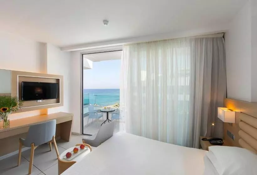 فندق Vrissaki Beach