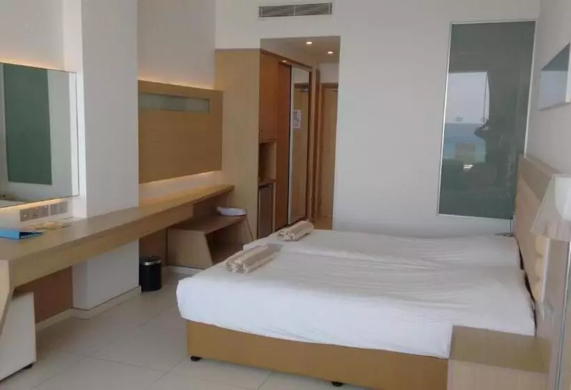 فندق Vrissaki Beach