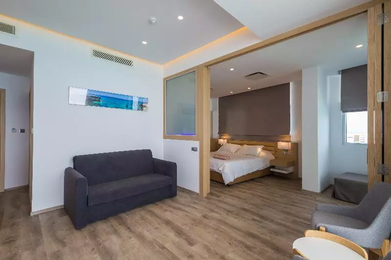 فندق Vrissaki Beach