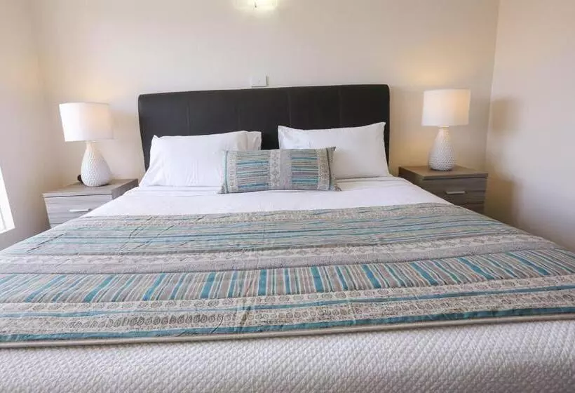 فندق على الطريق Seven Pines Motor Inn