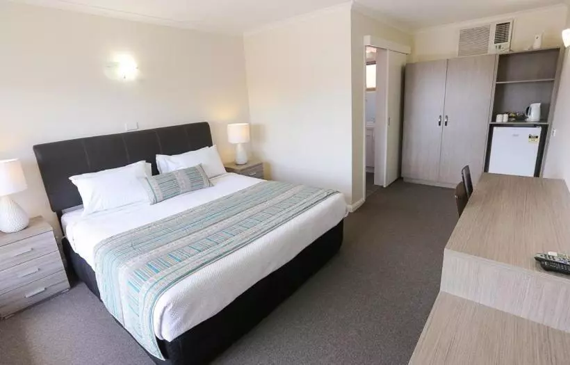 فندق على الطريق Seven Pines Motor Inn