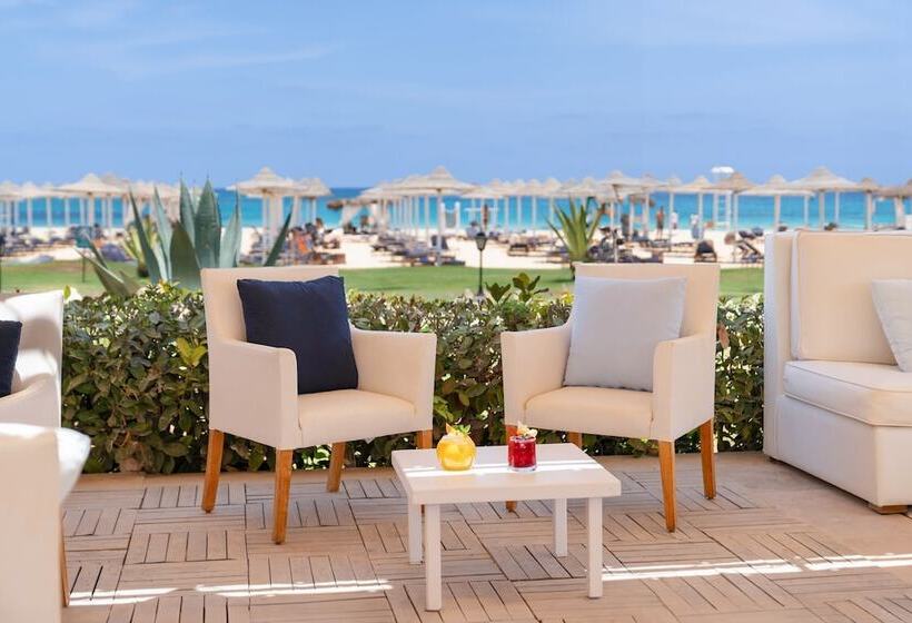 استراحتگاه Jaz Oriental, Almaza Bay