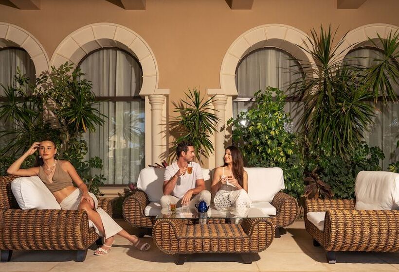 استراحتگاه Jaz Oriental, Almaza Bay