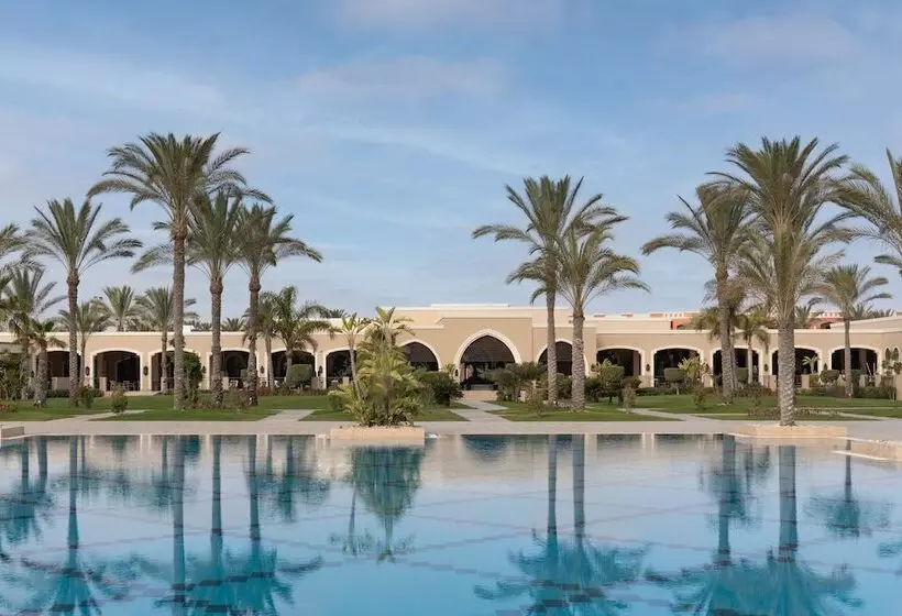 استراحتگاه Jaz Oriental, Almaza Bay