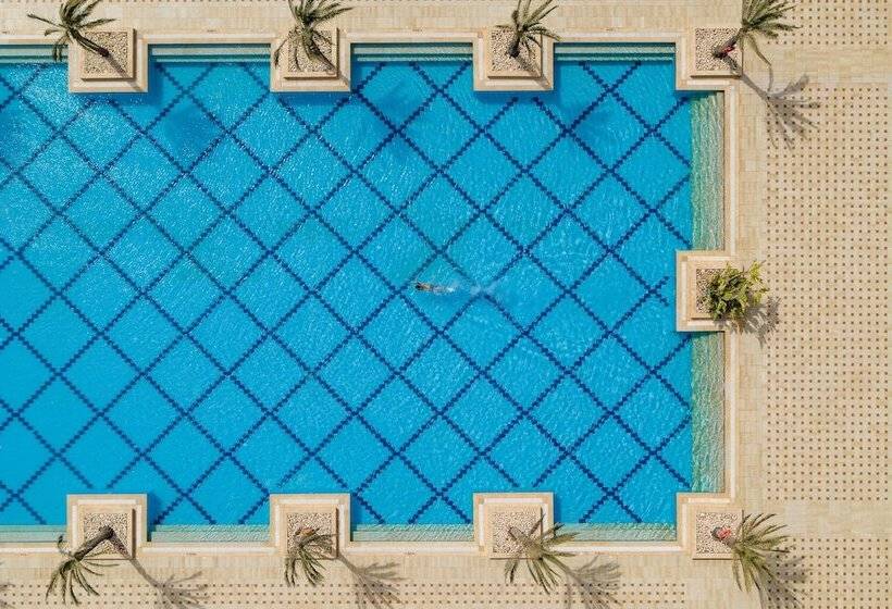 استراحتگاه Jaz Oriental, Almaza Bay