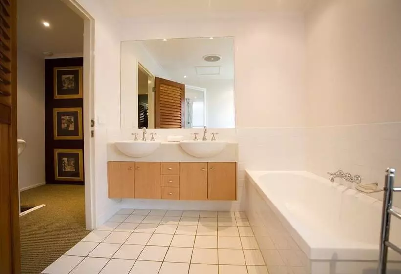 Skippers Cove Waterfront Resort