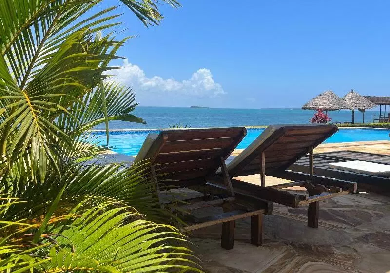 Hotelli Calamari Beach Villas