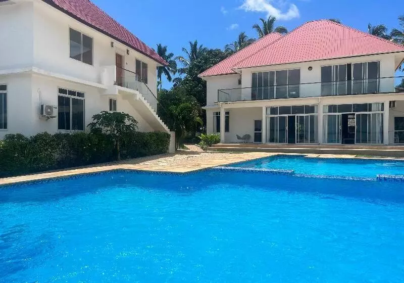 Hotelli Calamari Beach Villas