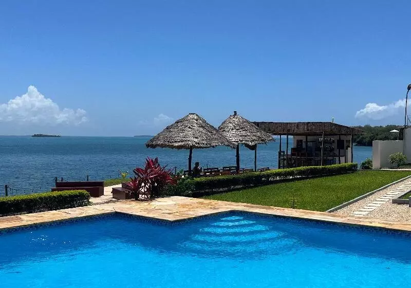 Hotelli Calamari Beach Villas