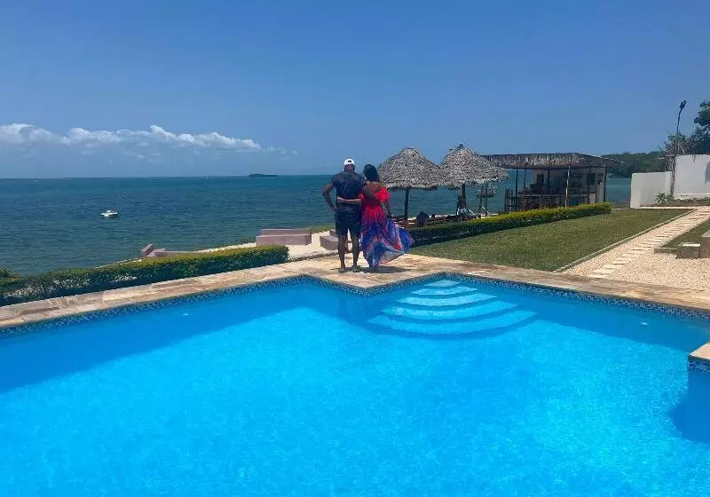 Hotelli Calamari Beach Villas