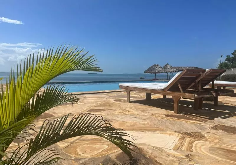 Hotelli Calamari Beach Villas