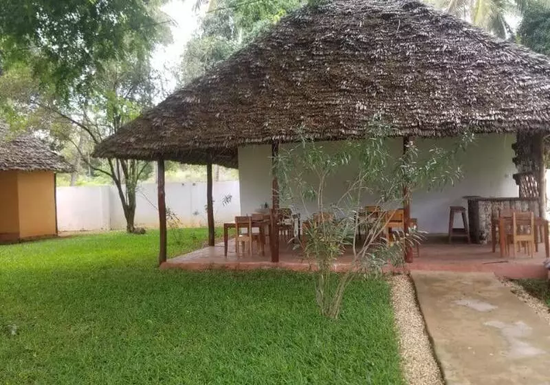 Hotelli Calamari Beach Villas