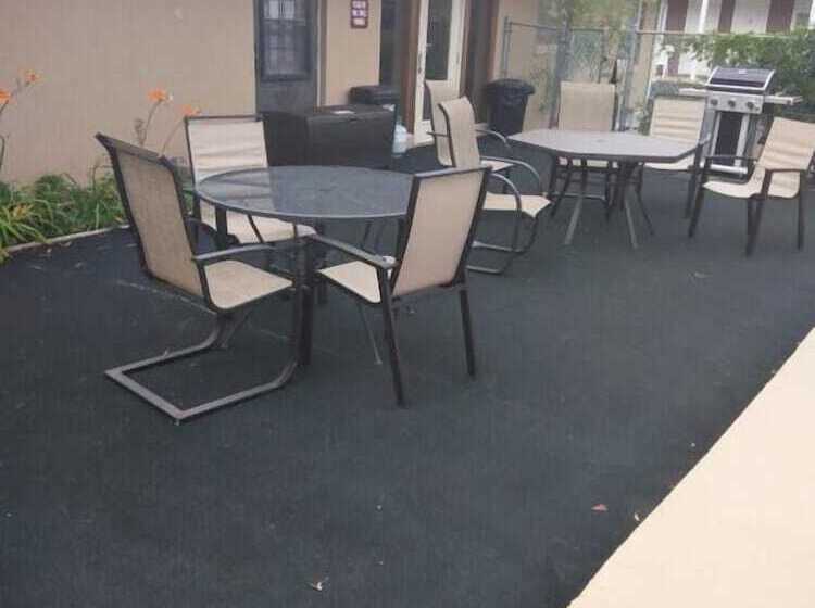 Town House Motel & Pool Near Mt. Rushmore