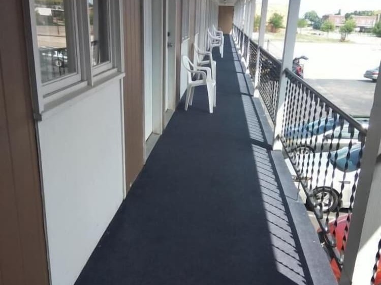 Town House Motel & Pool Near Mt. Rushmore