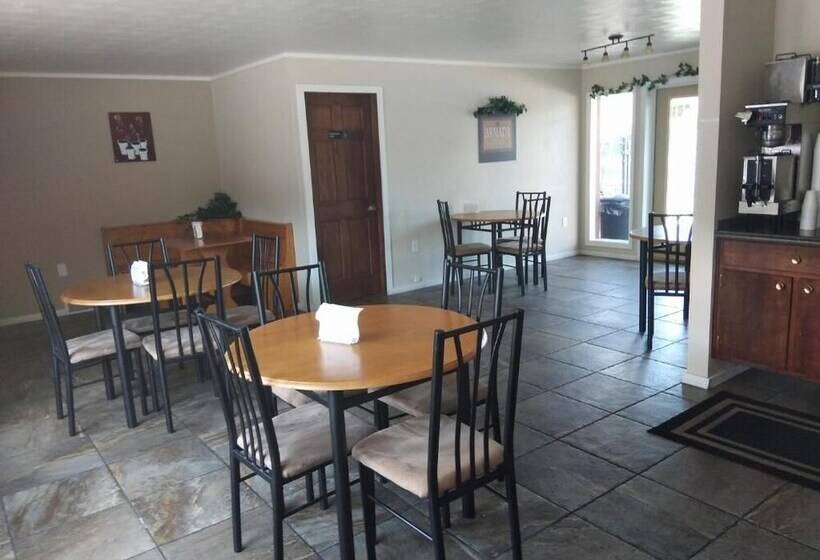 Town House Motel & Pool Near Mt. Rushmore