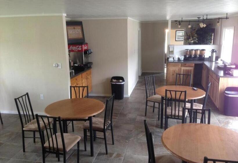 Town House Motel & Pool Near Mt. Rushmore