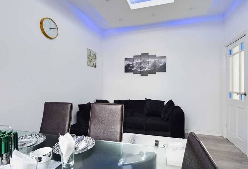 레지던스 Stunning 4 Bed House Fully Refurbished Modern