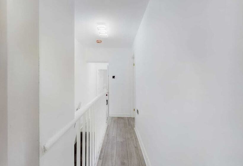 레지던스 Stunning 4 Bed House Fully Refurbished Modern