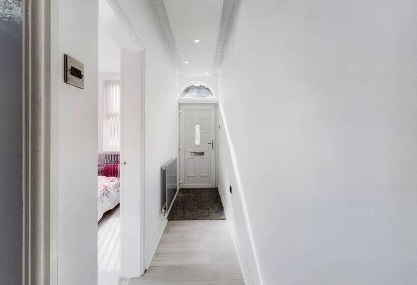 레지던스 Stunning 4 Bed House Fully Refurbished Modern