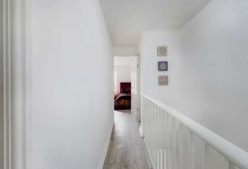 레지던스 Stunning 4 Bed House Fully Refurbished Modern