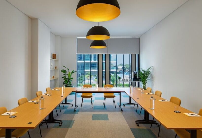 Отель Voco Dubai The Palm, An Ihg