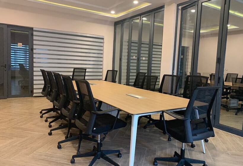 هتل Solace Suits & Homes