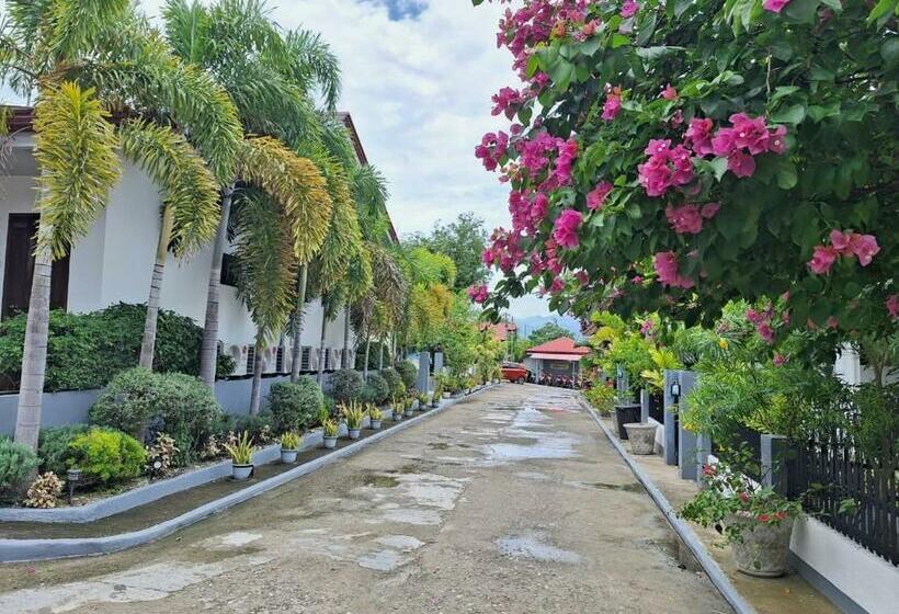 בית מלון כפרי Garden Village Resort