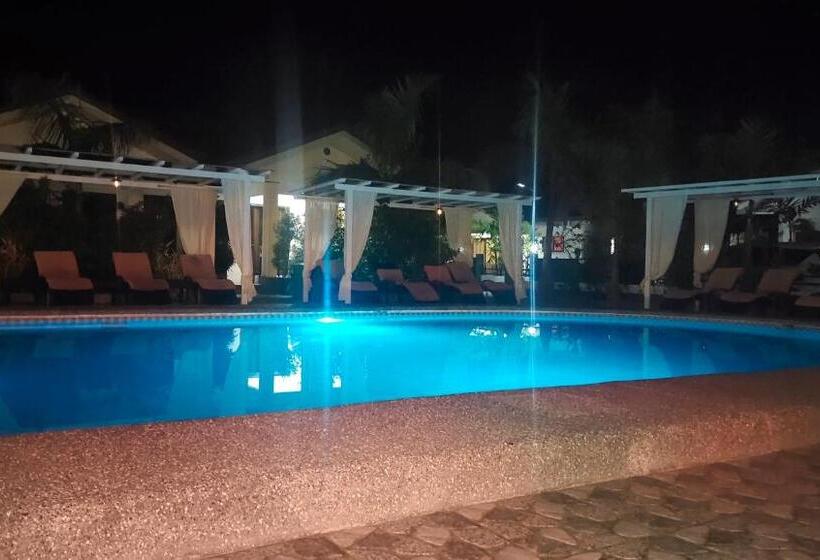 בית מלון כפרי Garden Village Resort