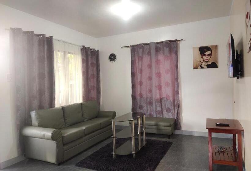 בית מלון כפרי Garden Village Resort