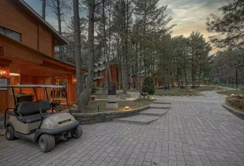 ホテル Radisson Golf Resort Pahalgam