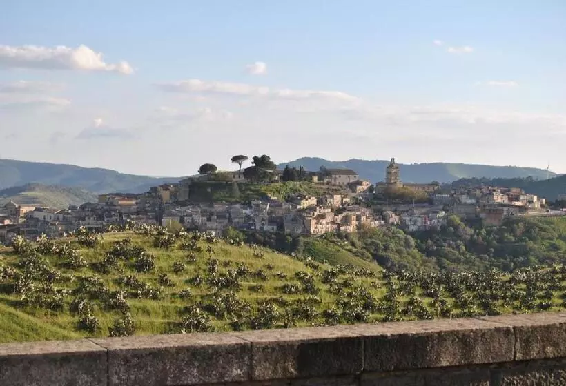 استراحتگاه Castello Camemi