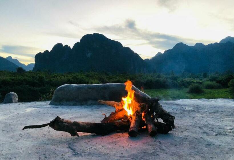 בית מלון כפרי Jungle Paradise Vangvieng   Bungalows