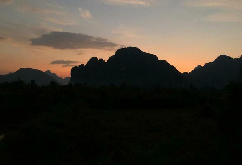 בית מלון כפרי Jungle Paradise Vangvieng   Bungalows