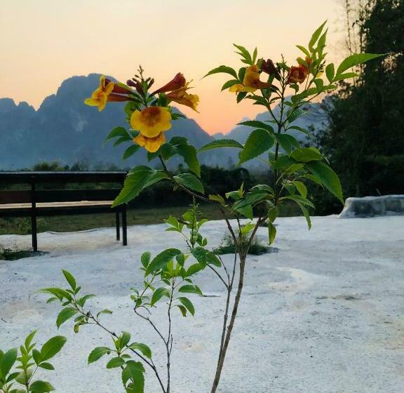 בית מלון כפרי Jungle Paradise Vangvieng   Bungalows