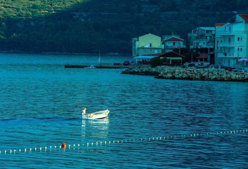 בית מלון כפרי Beach